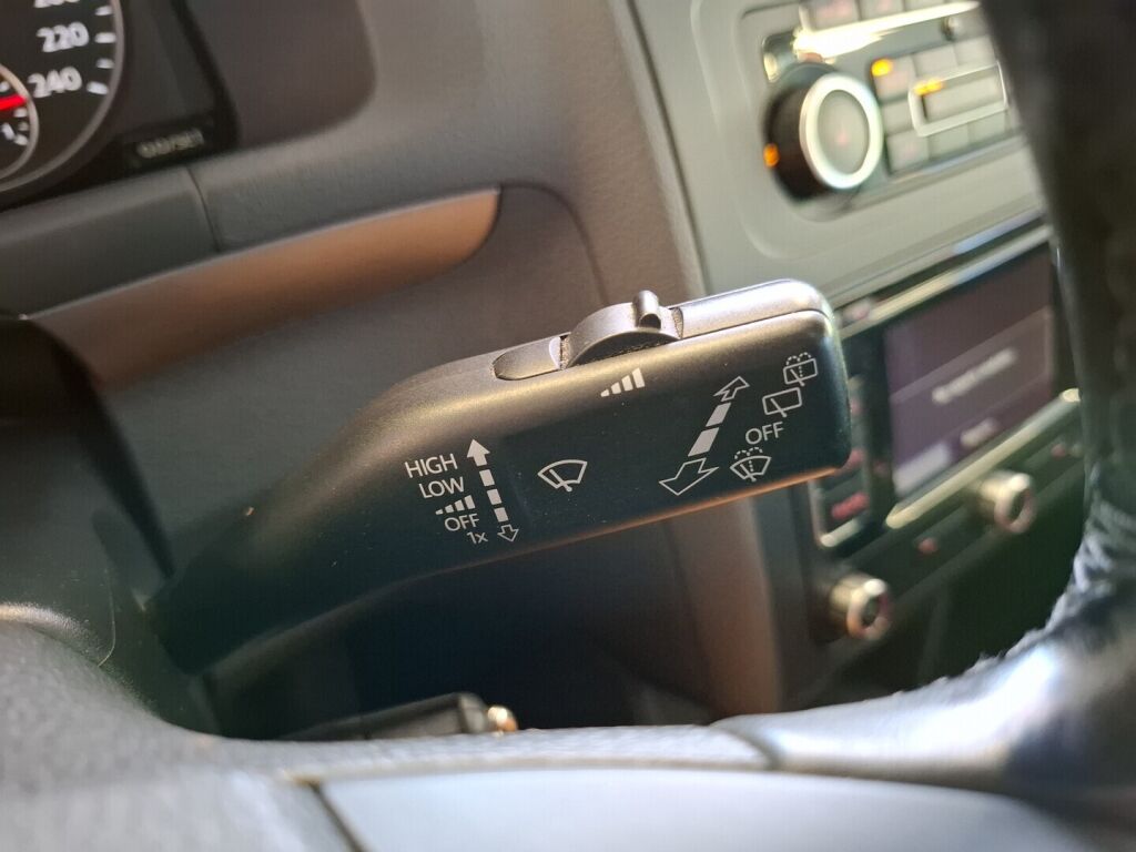 Volkswagen Touran 2011 Ruskea (beige)