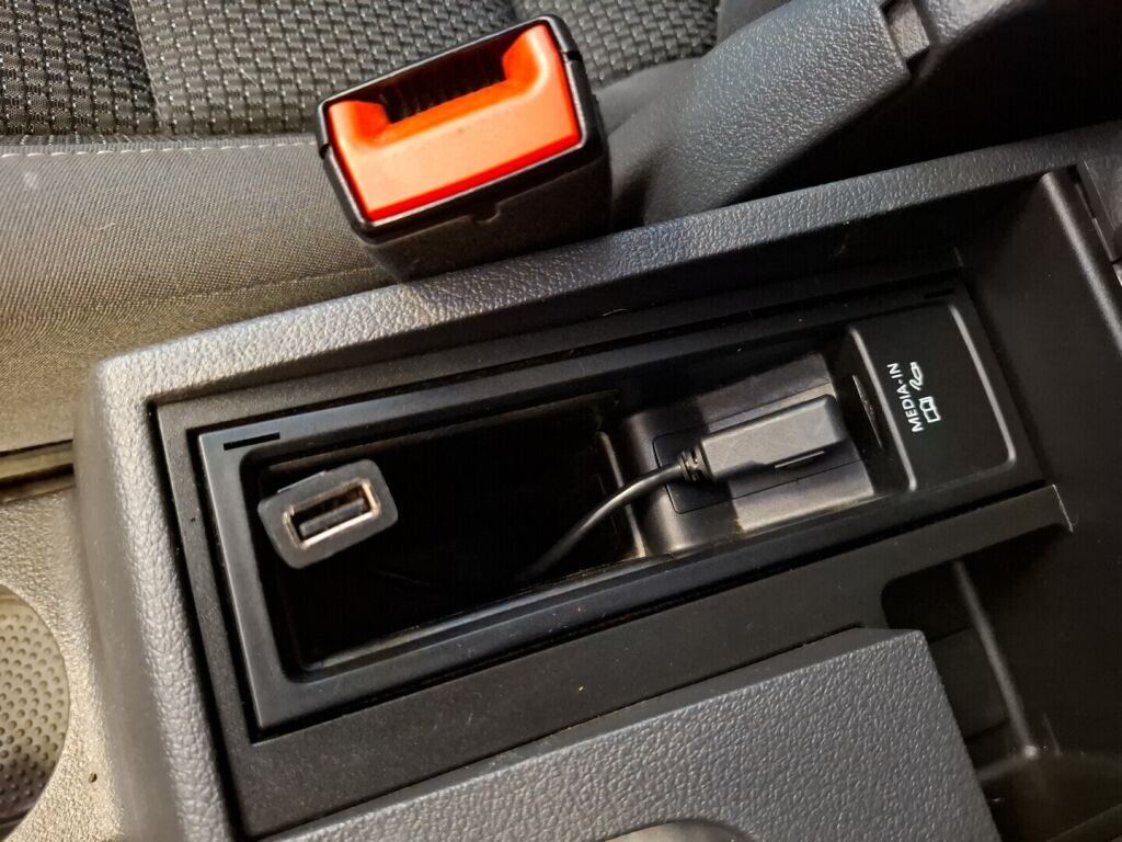 Volkswagen Touran 2011 Ruskea (beige)