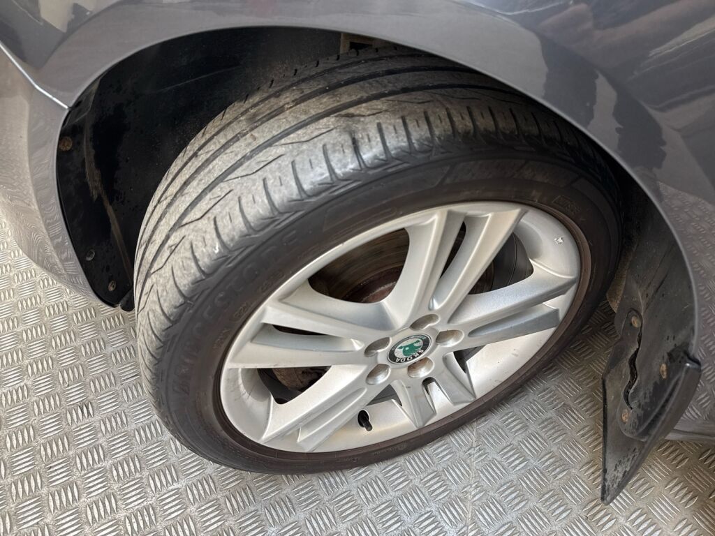 Skoda Fabia 2011 Harmaa