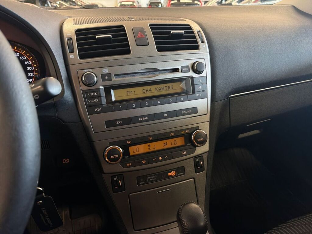 Toyota Avensis 2011 Musta