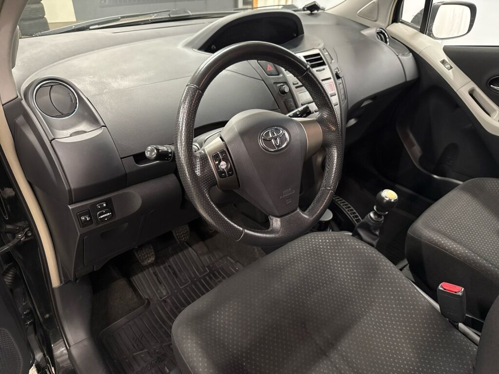 Toyota Yaris 2011 Musta
