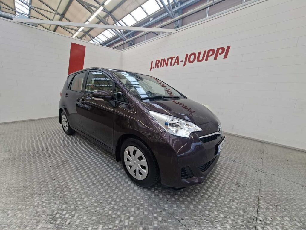 Toyota Verso-S 2013 Violetti