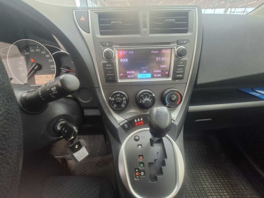 Toyota Verso-S 2013 Violetti