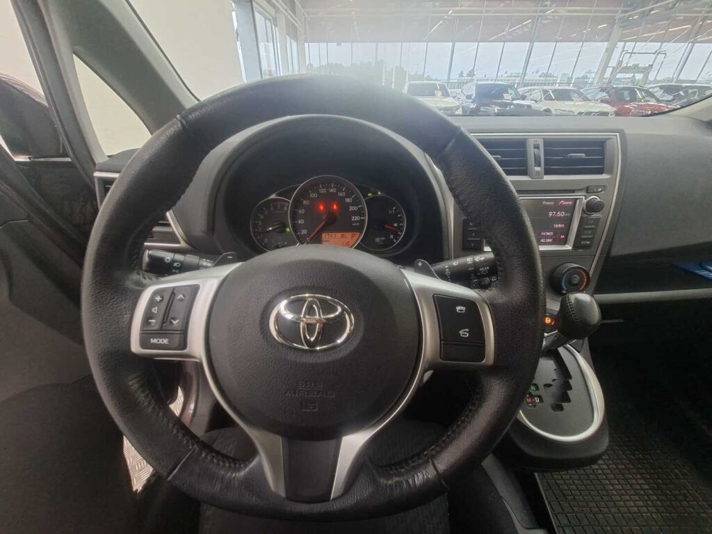 Toyota Verso-S 2013 Violetti