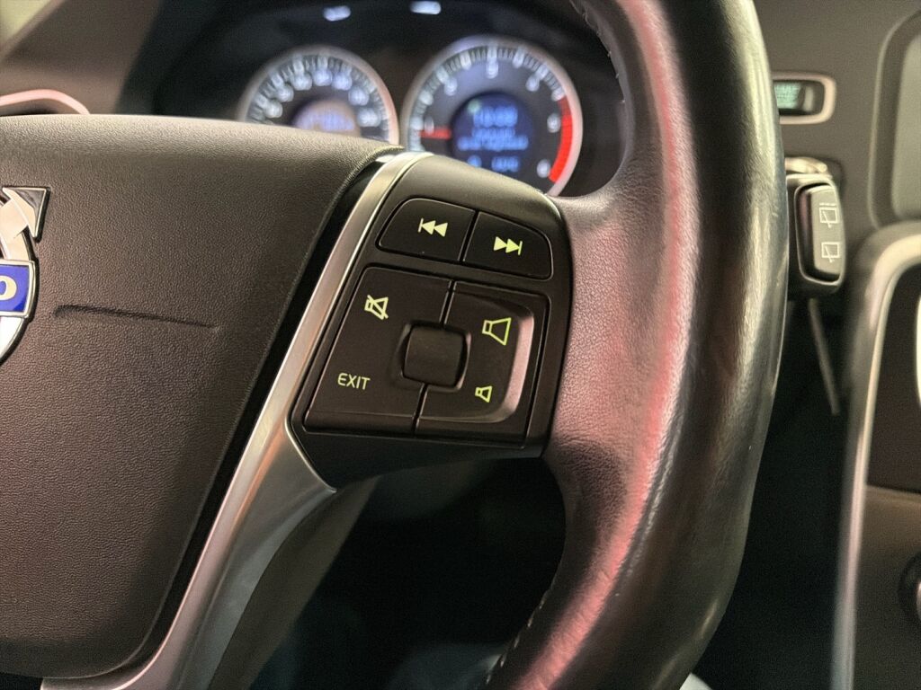 Volvo V60 2013 Punainen