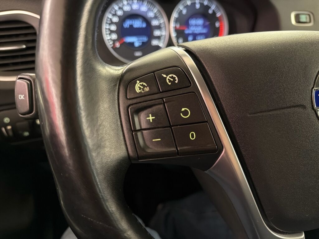 Volvo V60 2013 Punainen