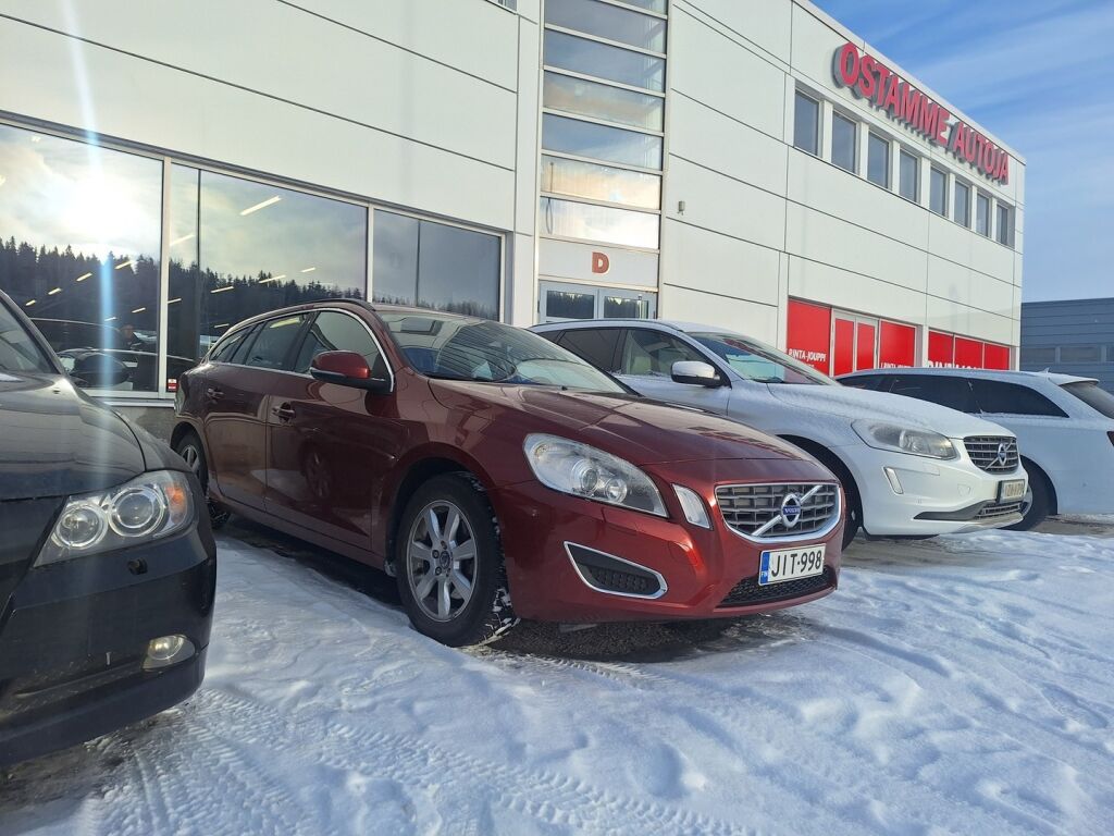 Volvo V60 2013 Punainen