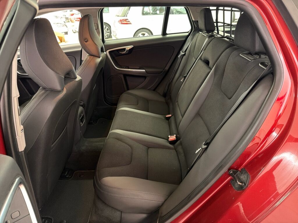 Volvo V60 2013 Punainen