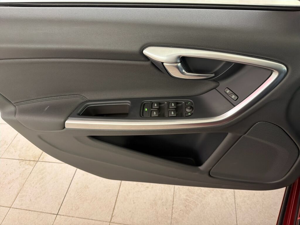 Volvo V60 2013 Punainen