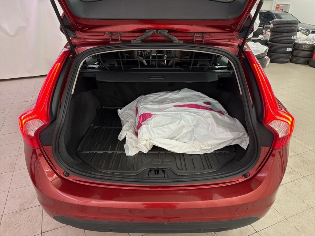 Volvo V60 2013 Punainen