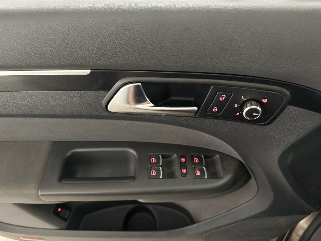 Volkswagen Touran 2013 Ruskea (beige)