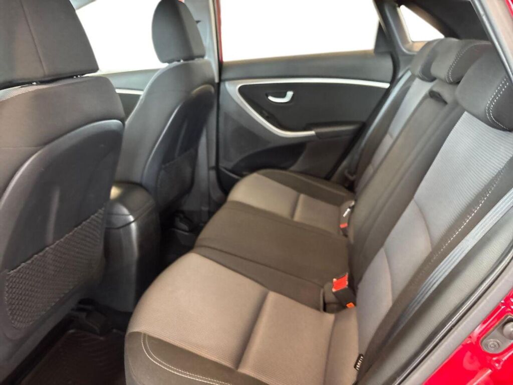 Hyundai i30 5d 2012 Punainen