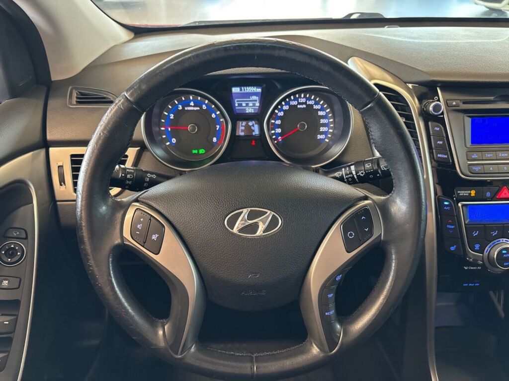 Hyundai i30 5d 2012 Punainen