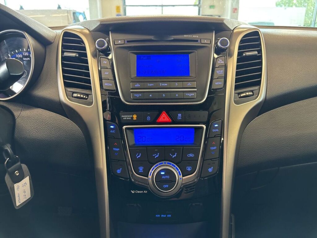 Hyundai i30 5d 2012 Punainen