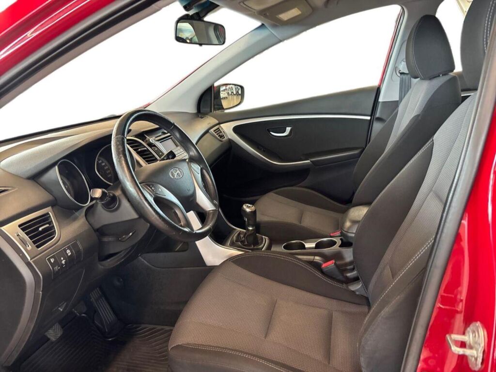Hyundai i30 5d 2012 Punainen