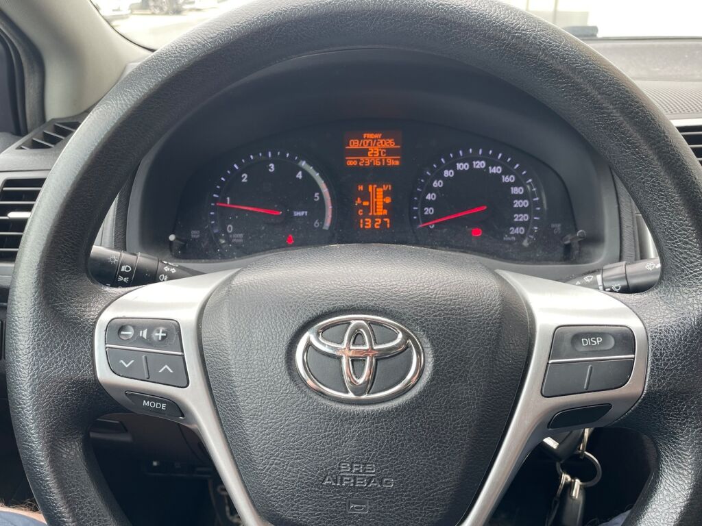 Toyota Avensis 2013 Harmaa