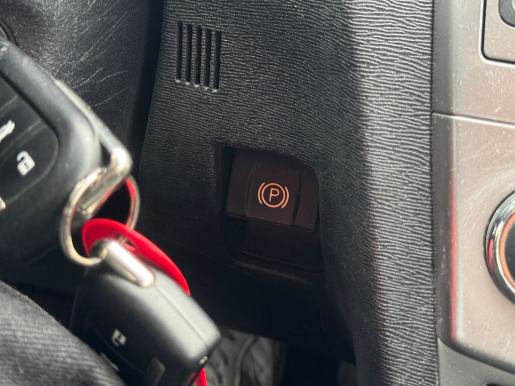 Toyota Avensis 2014 Harmaa