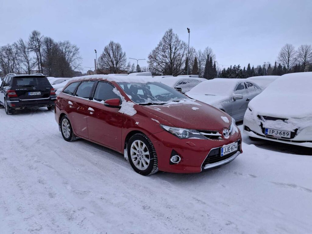 Toyota Auris 2013 Punainen