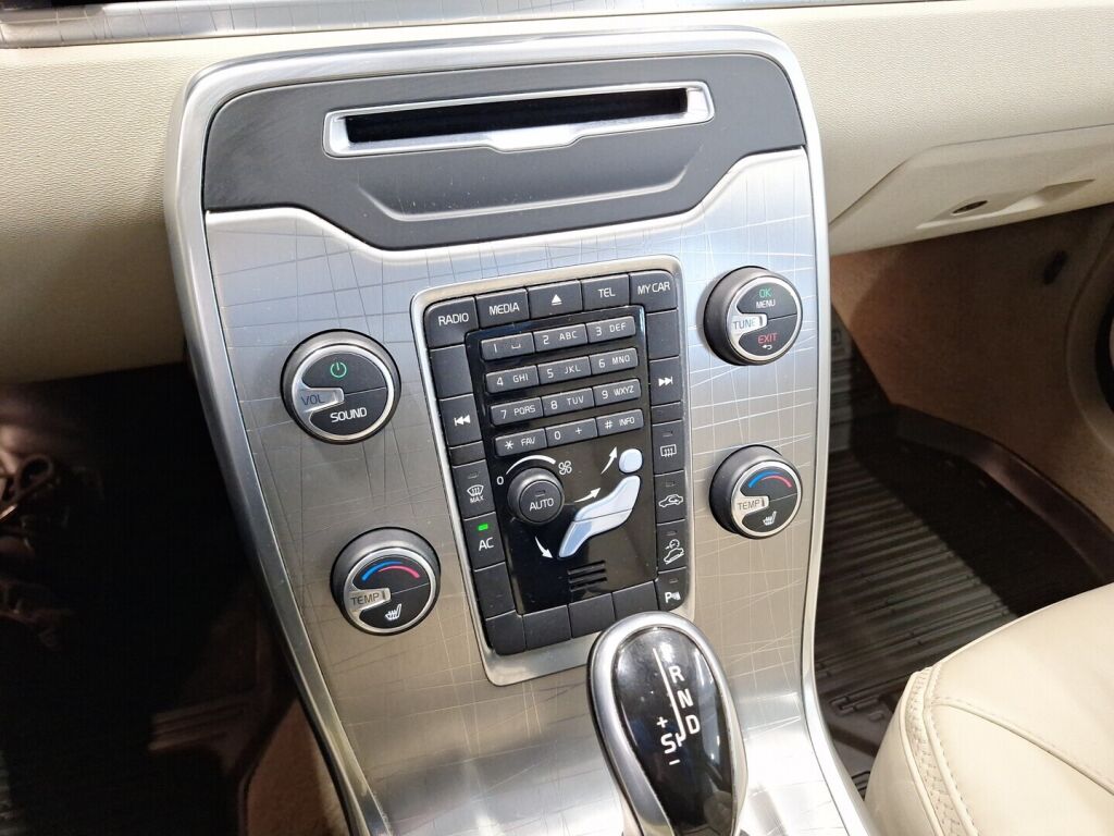 Volvo XC70 2014 Ruskea (beige)