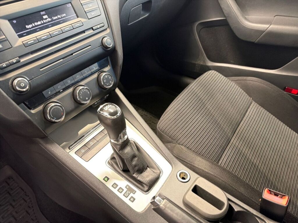 Skoda Octavia 2014 Musta