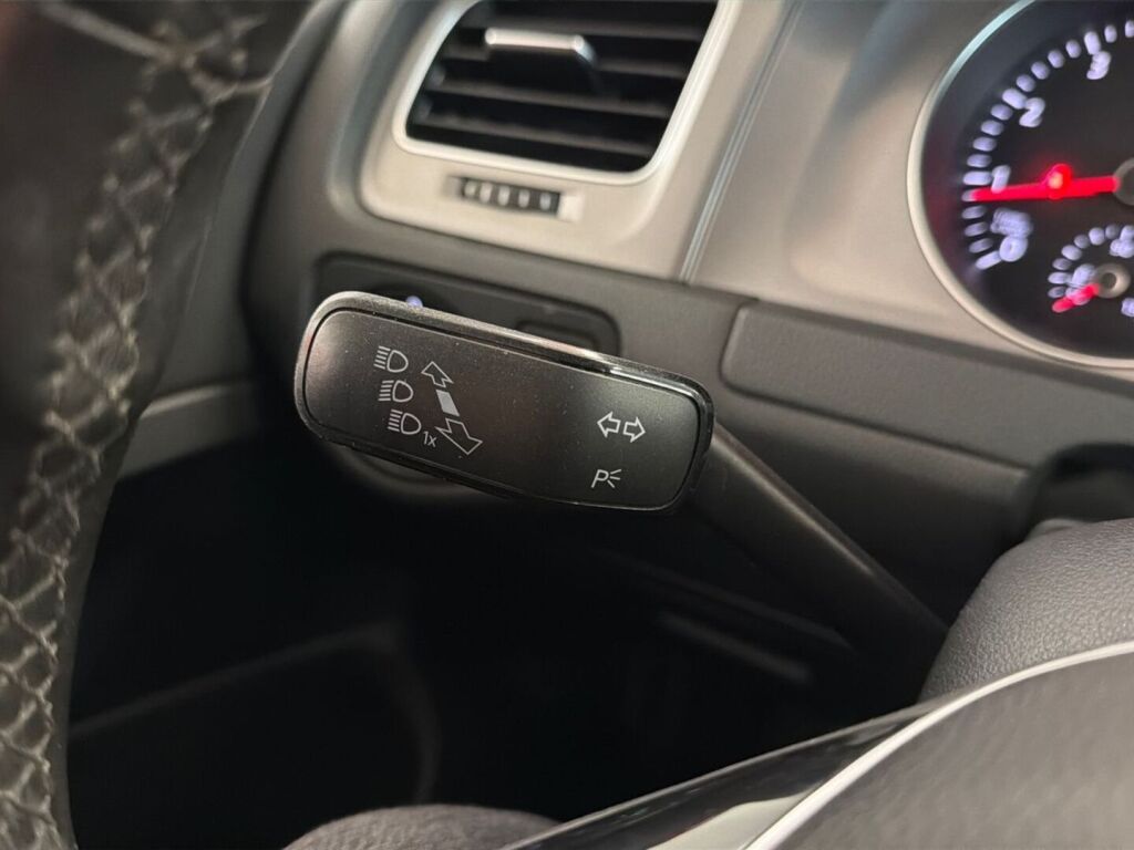 Volkswagen Golf 2014 Punainen
