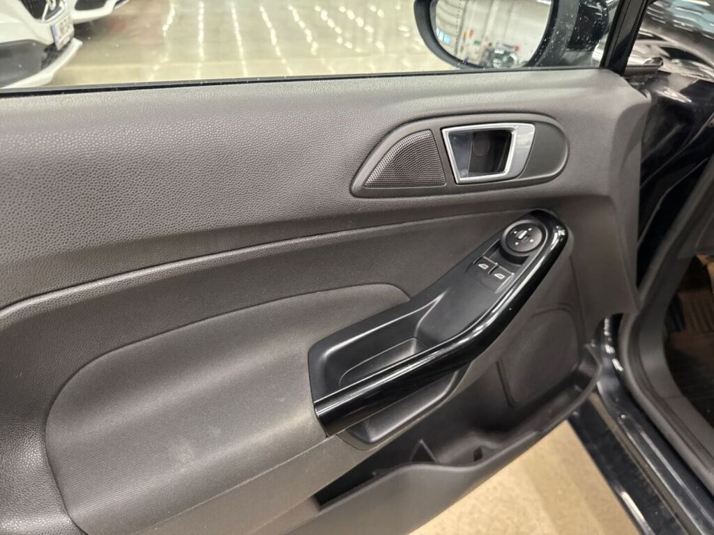 Ford Fiesta 2014 Musta