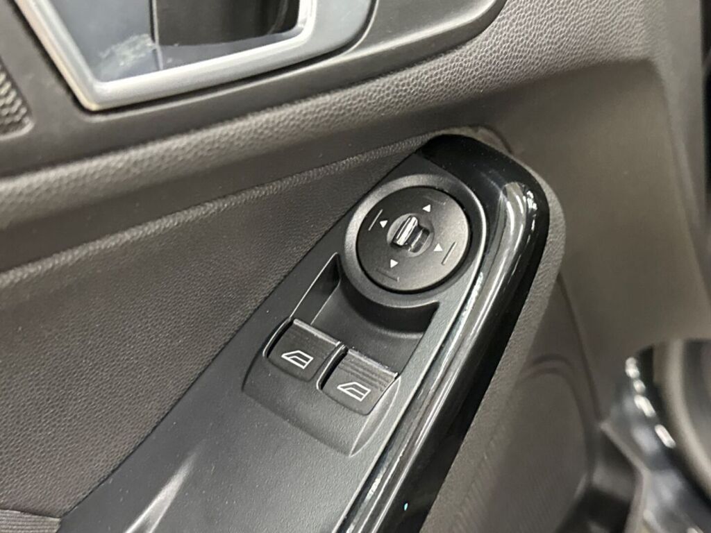 Ford Fiesta 2014 Musta