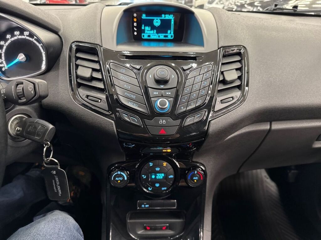 Ford Fiesta 2014 Musta