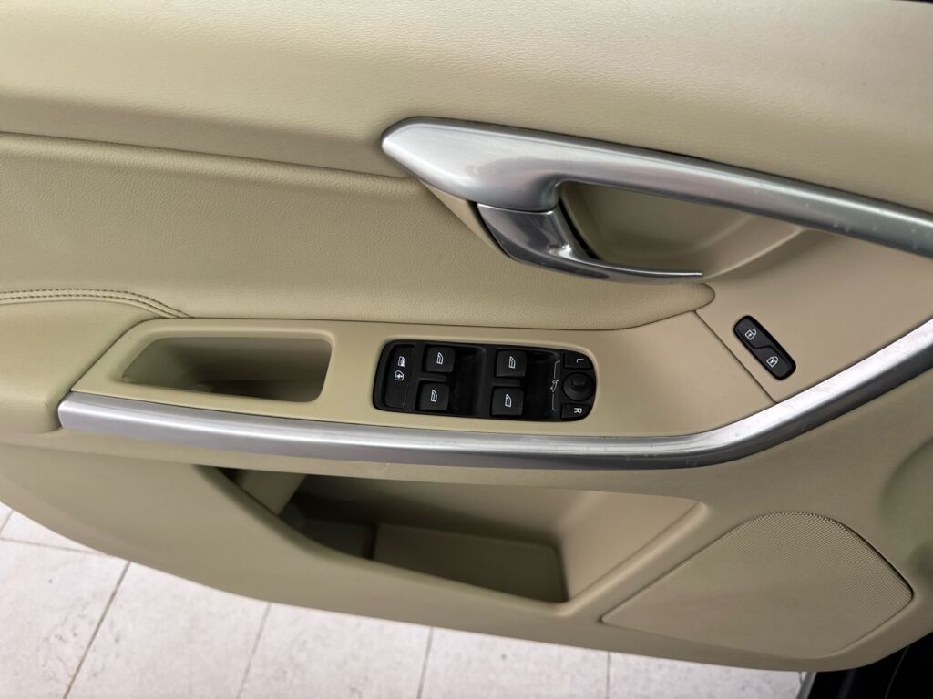 Volvo XC60 2015 Musta