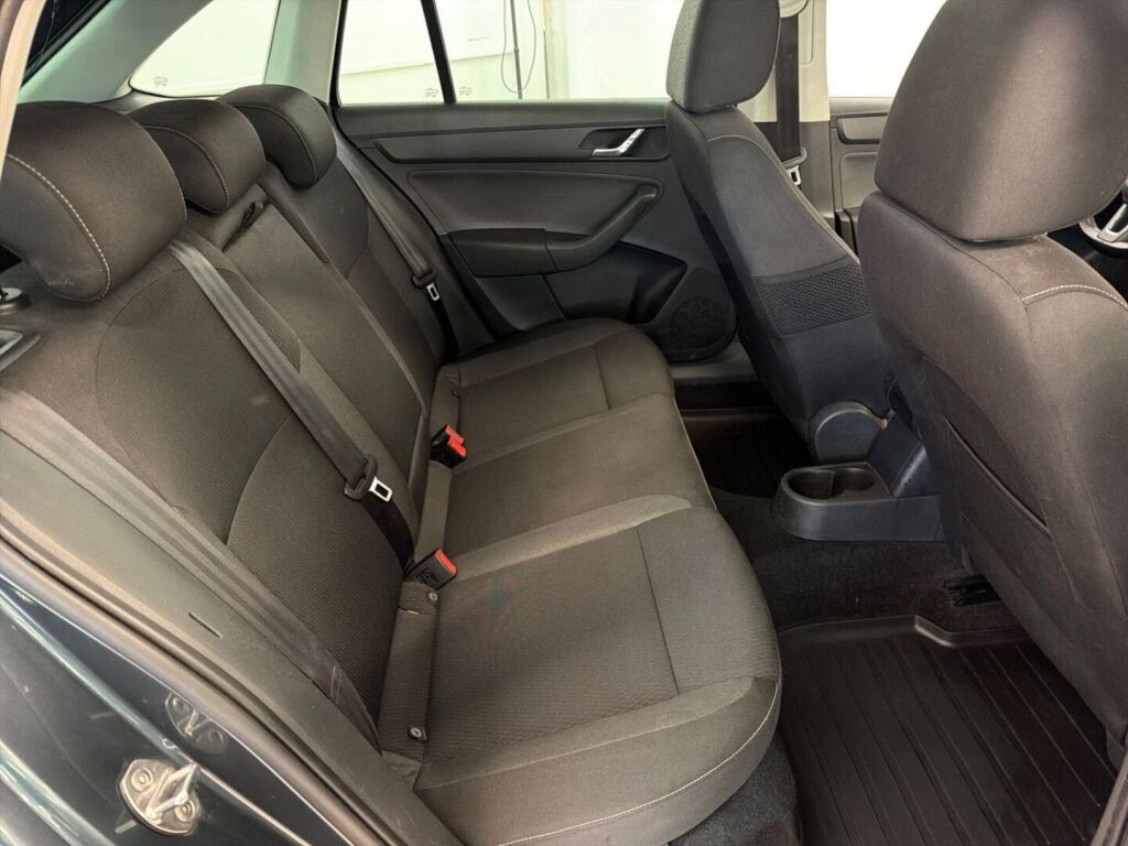 Skoda Rapid 2015 Hopea