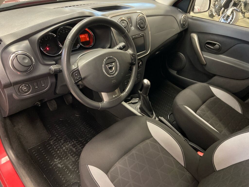 Dacia Sandero 2015 Punainen