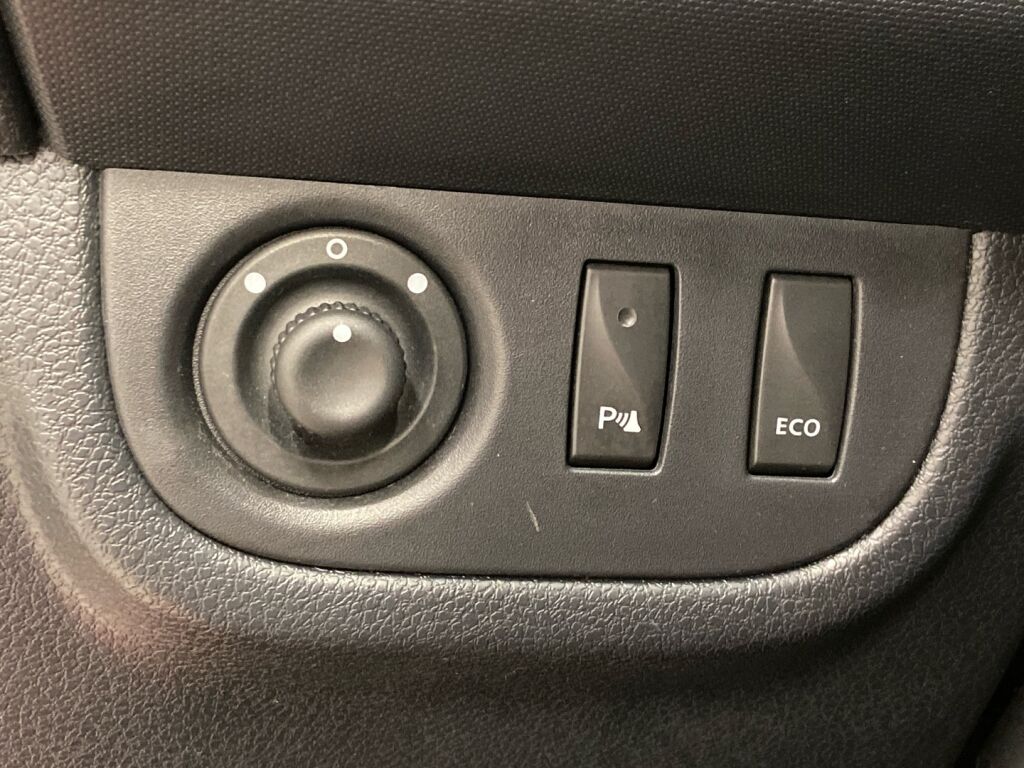 Dacia Sandero 2015 Punainen