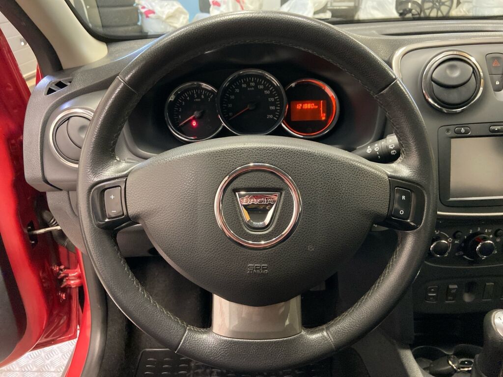 Dacia Sandero 2015 Punainen