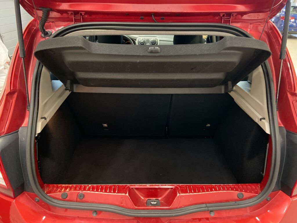 Dacia Sandero 2015 Punainen