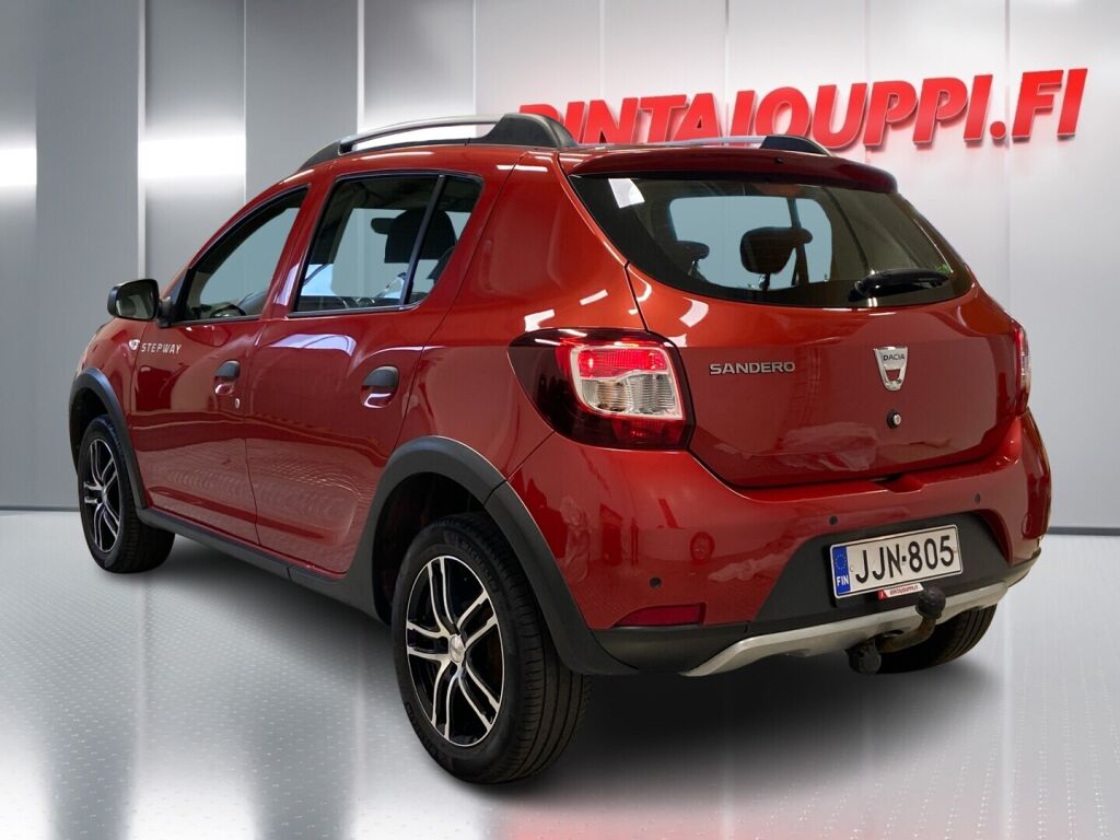 Dacia Sandero 2015 Punainen