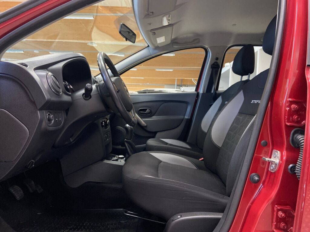 Dacia Sandero 2015 Punainen