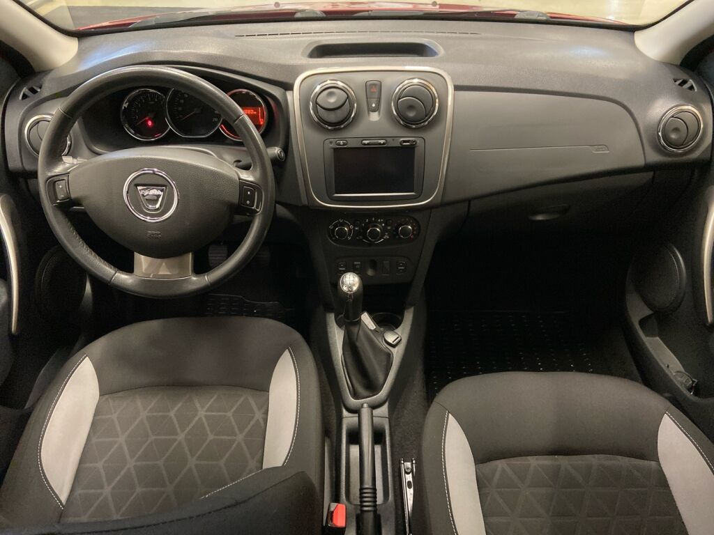 Dacia Sandero 2015 Punainen