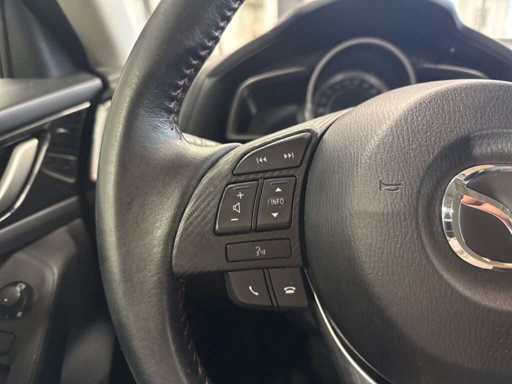 Mazda Mazda3 2015 Punainen