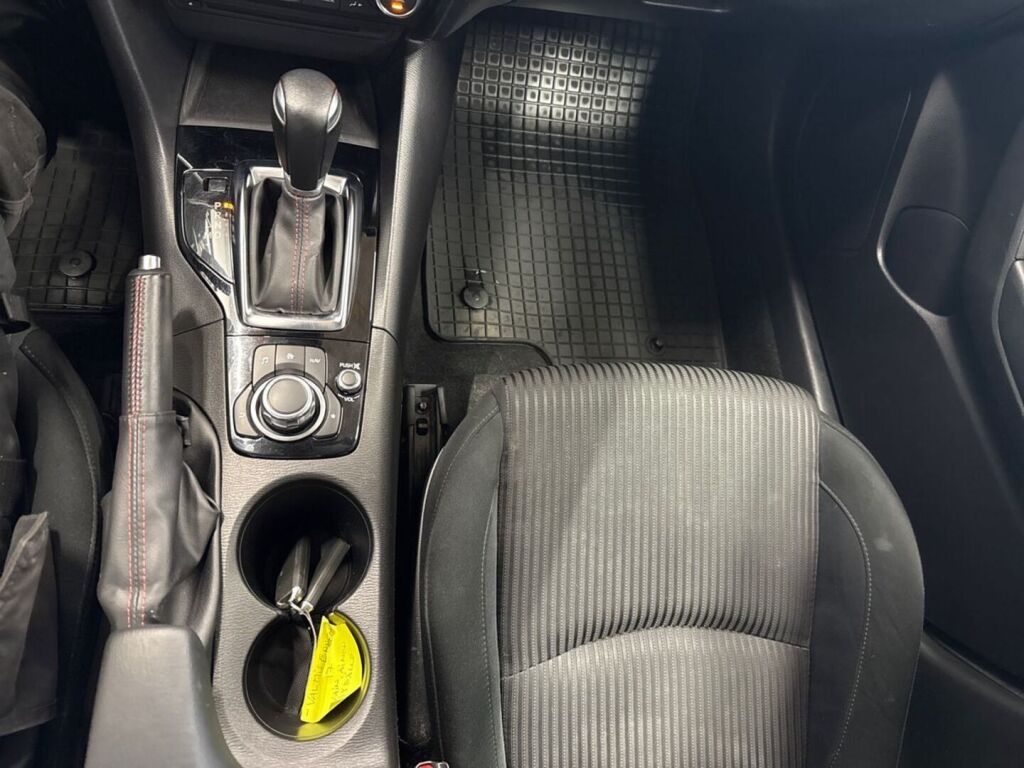 Mazda Mazda3 2015 Punainen