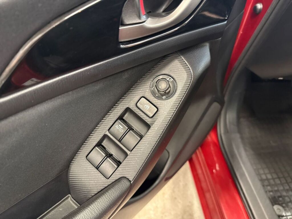 Mazda Mazda3 2015 Punainen