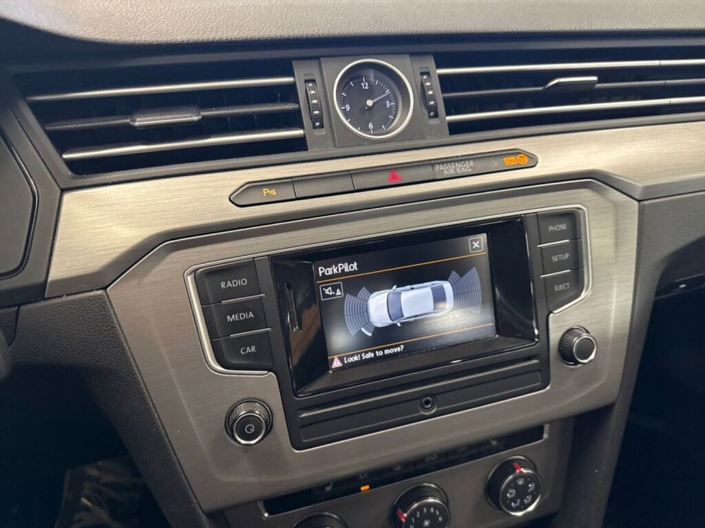 Volkswagen Passat 2015 Musta