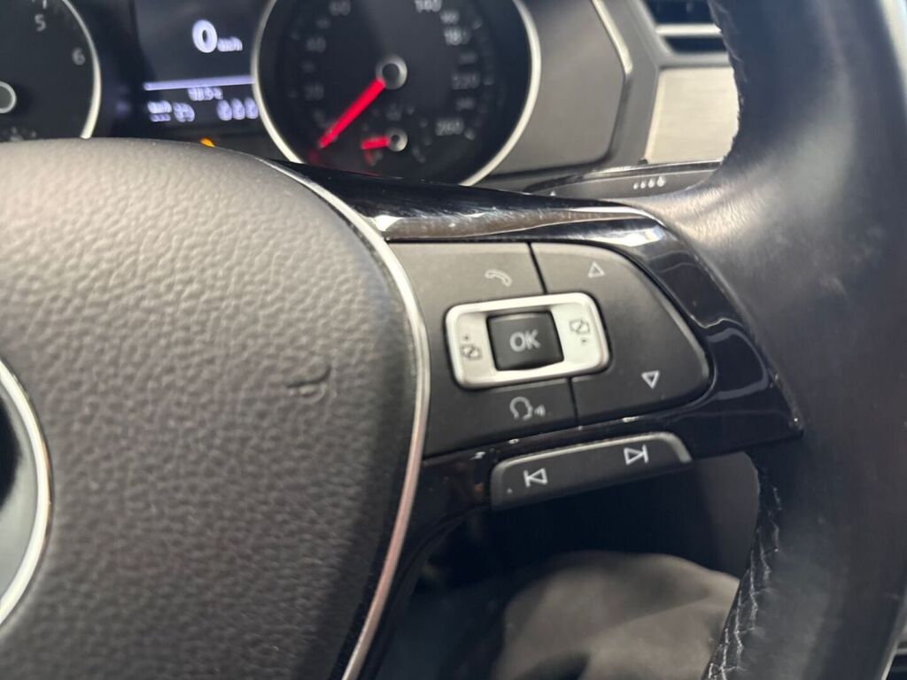 Volkswagen Passat 2015 Musta