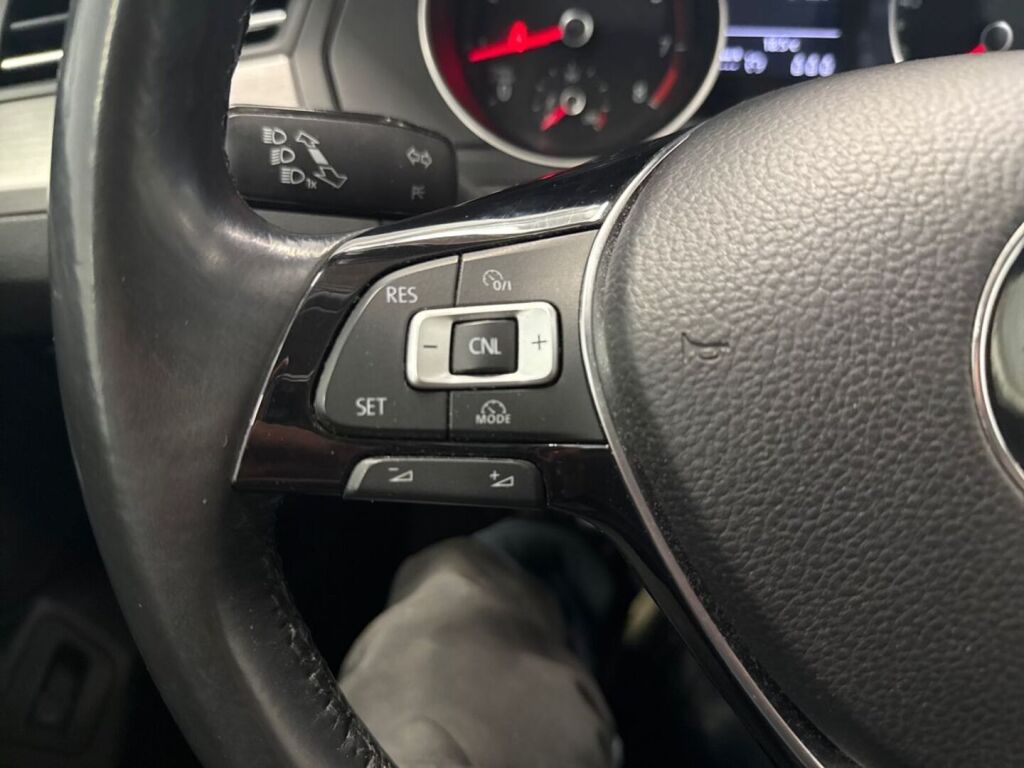 Volkswagen Passat 2015 Musta