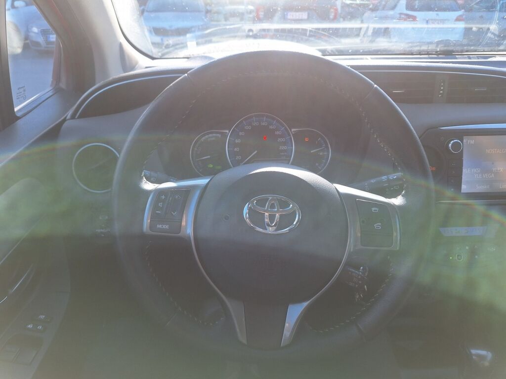 Toyota Yaris 2015 Punainen