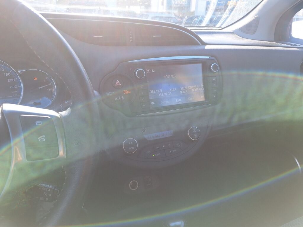 Toyota Yaris 2015 Punainen