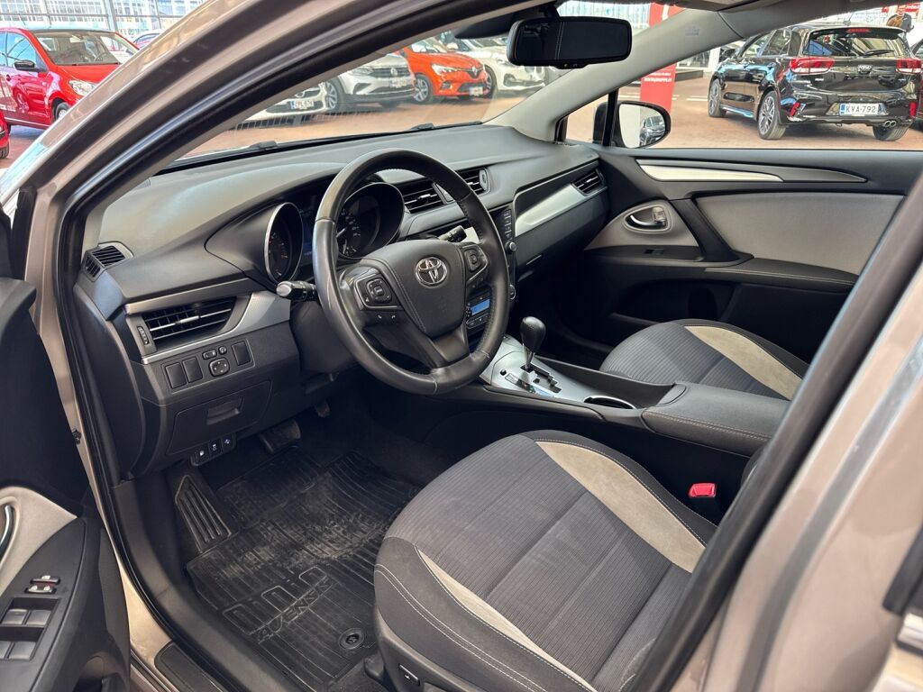 Toyota Avensis 2016 Ruskea (beige)