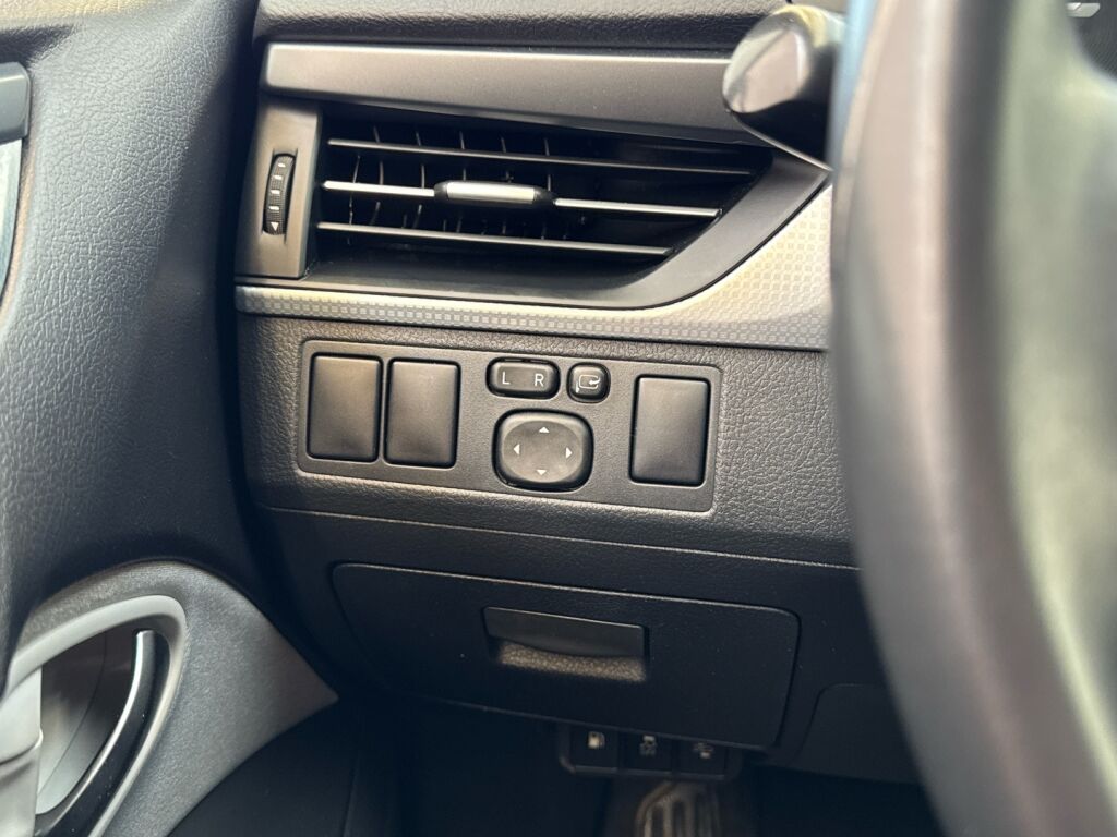 Toyota Avensis 2016 Ruskea (beige)