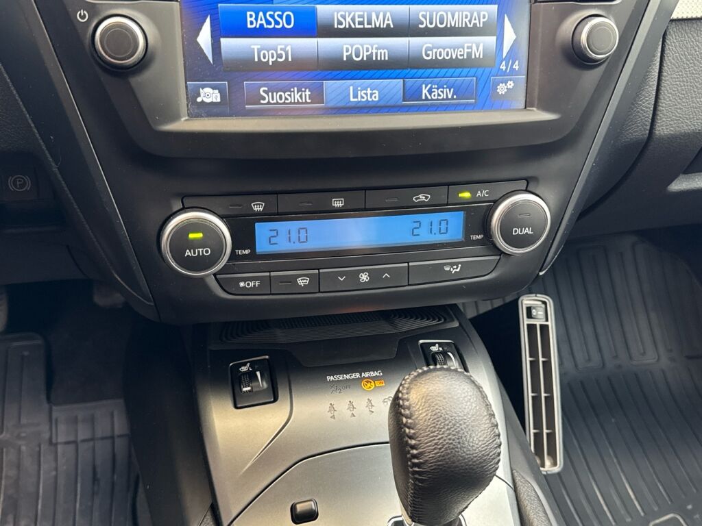 Toyota Avensis 2016 Ruskea (beige)