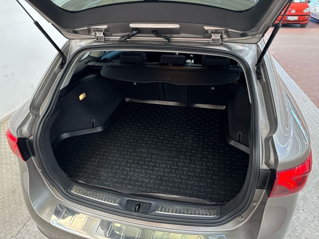 Toyota Avensis 2016 Ruskea (beige)