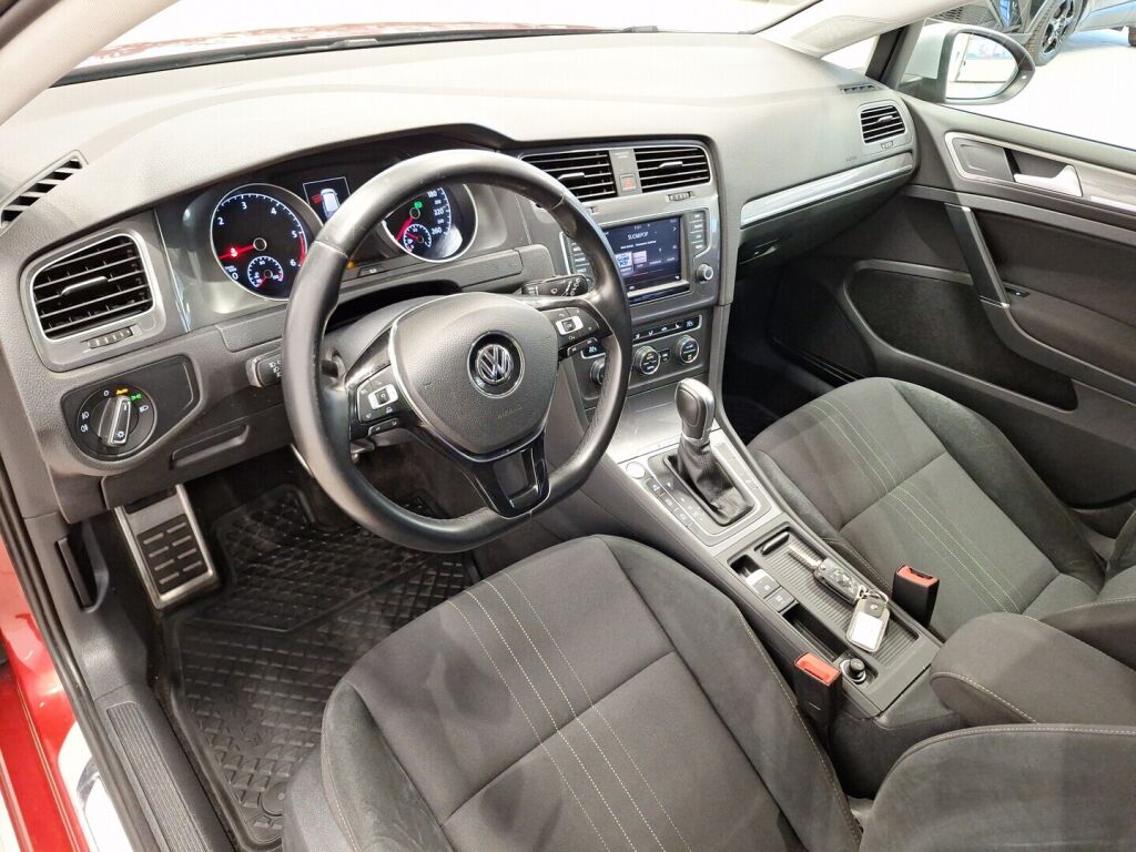 Volkswagen Golf 2016 Punainen
